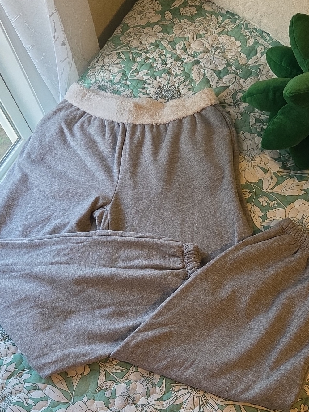 No Boundaries Gray Sweatpants with Cream Sherpa Waist